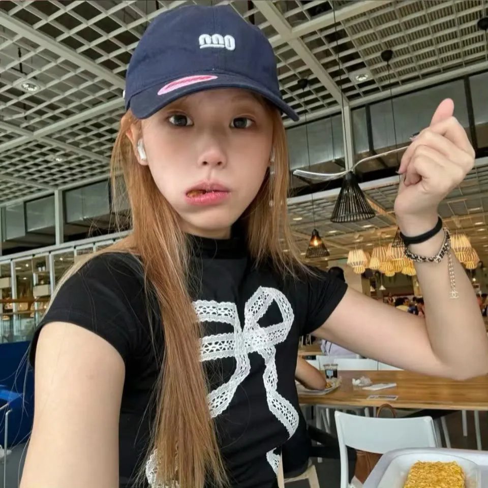 他很怪，他是我爸爸